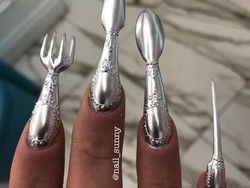 Nail Art Paling Aneh, Kuku Dibentuk Sendok & Garpu