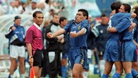 Saat Argentina menghadapi Yunani di Piala Dunia 1994, Diego Maradona merayakan golnya dengan ikonik. Ia seperti mengamuk, melotot ke arah kamera, seperti menggila usai bikin gol. Beberapa hari berselang, Maradona didepak dari turnamen karena gagal dalam tes obat-obatan, (Foto: DANIEL GARCIA/AFP PHOTO)