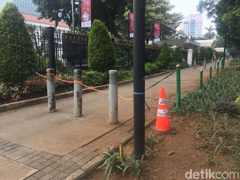 Kata Sandi Soal Trotoar di Depan Kantor Setwapres yang Ditutup Kata Sandi Soal Trotoar di Depan Kantor Setwapres yang Ditutup