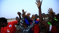 Sejumlah anak-anak di Sudan tampak suka cita usai bermain sepakbola.  REUTERS/Mohamed Nureldin Abdallah.