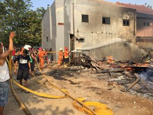 Lapak Barang Bekas dan Mobil di Cakung Terbakar Akibat Petasan