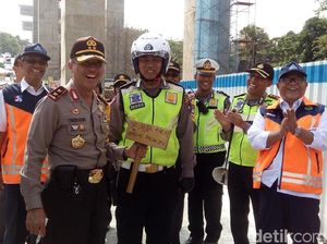 Polisi Dorong Mobil di Tanjakan Kali Kenteng Terima Ganjal Emas