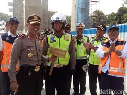 Polisi Dorong Mobil di Tanjakan Kali Kenteng Terima Ganjal Emas