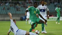 6. Moussa Wague. Bek kanan berusia 19 tahun ini lahir di Bignona, Senegal pada 4 Oktober 1998. Wague jadi bagian penting timnas junior Nigeria di Piala Dunia U-20 2005 dan mulai masuk timnas senior pada Maret 2017. Ia kini punya 8 caps. (Foto: Eric Vidal/Reuters)