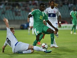 6. Moussa Wague. Bek kanan berusia 19 tahun ini lahir di Bignona, Senegal pada 4 Oktober 1998. Wague jadi bagian penting timnas junior Nigeria di Piala Dunia U-20 2005 dan mulai masuk timnas senior pada Maret 2017. Ia kini punya 8 caps. (Foto: Eric Vidal/Reuters)