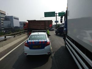 Truk Tabrak Pembatas Jalan, Nyaris Terjun dari Tol Layang