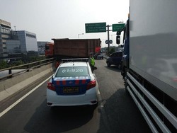 Truk Tabrak Pembatas Jalan, Nyaris Terjun dari Tol Layang