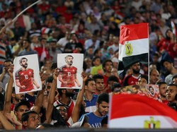 Kemunculan Mohamed Salah dalam sesi latihan itu sudah sangat dinantikan. Ribuan suporter mendatangi stadion demi melihat bintang pujaannya. (REUTERS/Mohamed Abd El Ghany)