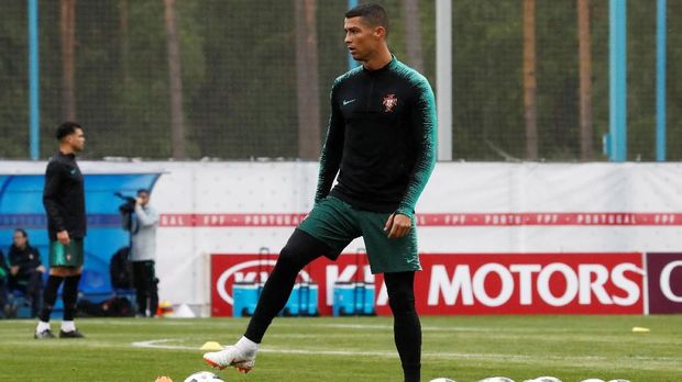 Cristiano Ronaldo disebut akan pindah dengan harga transfer 100 juta euro.