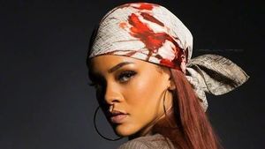 10 Gaya Unik Pakai Scarf ala Selebriti, Rihanna hingga Anne Hathaway