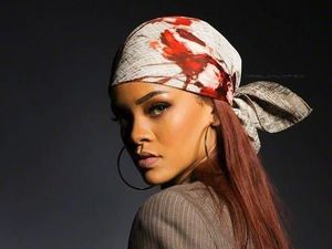 10 Gaya Unik Pakai Scarf ala Selebriti, Rihanna hingga Anne Hathaway 10 Gaya Unik Pakai Scarf ala Selebriti, Rihanna hingga Anne Hathaway