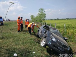 Pecah Ban di Tol Madiun, Mobil Berisi 8 Penumpang Masuk Parit