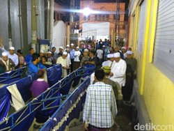 Demi Rp 150 Ribu, Ribuan Warga Menyemut di Rumah Pengusaha Travel