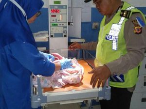 Polisi Bantu Ibu Pemudik yang Melahirkan di Tol Purbaleunyi