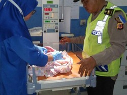Polisi Bantu Ibu Pemudik yang Melahirkan di Tol Purbaleunyi