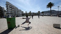 Bermodalkan tong sampah dan sebongkah batu untuk dijadikan gawang, beberapa bocah di Algeria asyik bermain sepakbola. REUTERS/Ramzi Boudina.