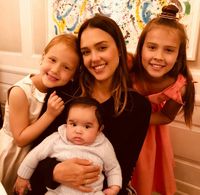 Jessica Alba dan anak-anaknya