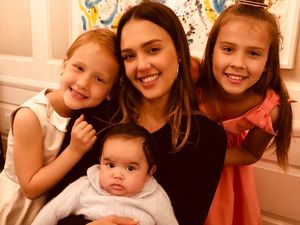 Momen Manis Jessica Alba bersama Anak-anaknya