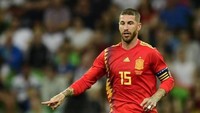 Sergio Ramos. Pemain asal Spanyol cukup banyak mengisi daftar ini dengan Ramos menjadi salah satunya. Bek Real Madrid pemilik akun Twitter @SergioRamos ini pun menempati satu posisi dalam daftar. (Foto: PIERRE-PHILIPPE MARCOU/AFP)