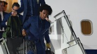 Gelandang Brasil yang bermain di klub Chelsea, Willian, berupaya menuruni tangga dengan barang-barang bawaannya. (Foto: Yevgeny Reutov/REUTERS)