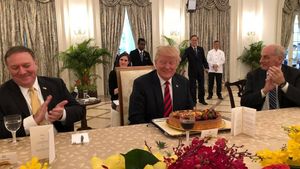 Foto: Donald Trump Terima Kejutan di H-3 Ulang Tahunnya