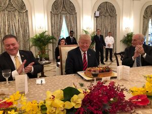 Foto: Donald Trump Terima Kejutan di H-3 Ulang Tahunnya