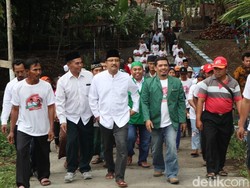 Blusukan di Desa Hutan Lumajang, Gus Ipul Beri Semangat Petani