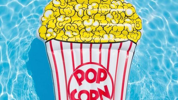 Gemas! Ini Pool Float Bentuk Makanan yang Wajib Dimiliki Pecinta Makanan