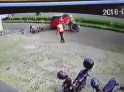 Salah Injak Pedal, Mobil Ini Malah Nyusruk ke Parit