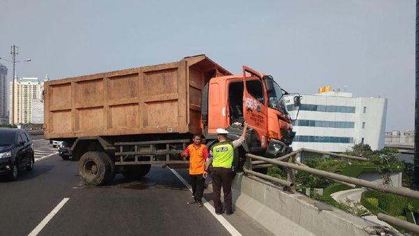 Penampakan Truk Sampah yang Hampir Terjun dari Tol di Jakut