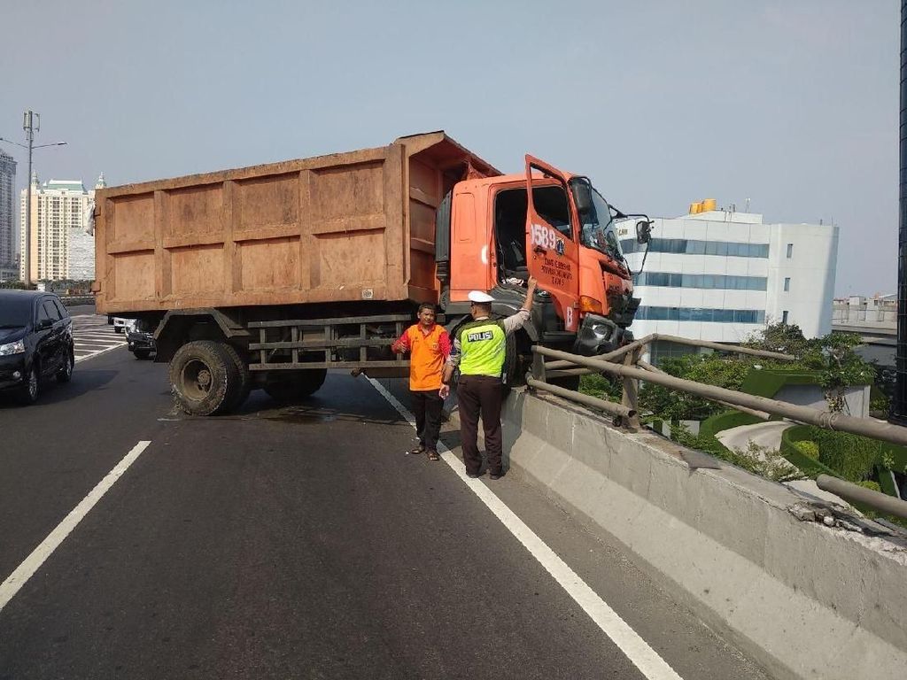 Berita Harian Kecelakaan truk Terbaru dan Terlengkap