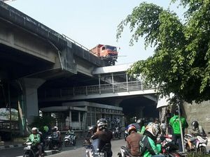 Sudin LH Jakbar Panggil Sopir Truk yang Hampir Jatuh dari Tol