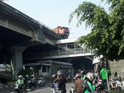 Sudin LH Jakbar Panggil Sopir Truk yang Hampir Jatuh dari Tol