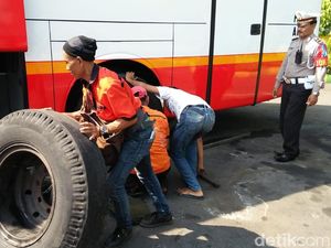 Kedapatan Tak Laik Jalan, Bus Dipaksa Ganti Ban di Tempat