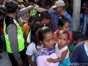 Demi Zakat Rp 30 Ribu, Ribuan Warga di Mojokerto Rela Berdesakan Demi Zakat Rp 30 Ribu, Ribuan Warga di Mojokerto Rela Berdesakan