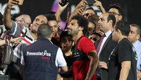 Mohamed Salah bukan cuma dinantikan oleh suporter. Wartawan dan juru foto media-media Mesir juga ikut antusias menyambut salah.  (REUTERS/Mohamed Abd El Ghany)