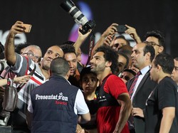 Mohamed Salah bukan cuma dinantikan oleh suporter. Wartawan dan juru foto media-media Mesir juga ikut antusias menyambut salah.  (REUTERS/Mohamed Abd El Ghany)