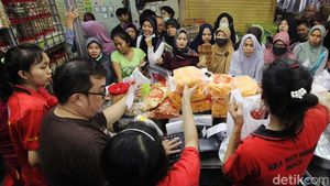 Jelang Lebaran, Toko Kue Kering Diserbu Pembeli