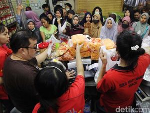 Jelang Lebaran, Toko Kue Kering Diserbu Pembeli