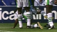Finidi George juga punya perayaan gol nyeleneh di Piala Dunia 1994. Saat membantu Nigeria mengalahkan Yunani 2-0, George merayakannya dengan gaya anjing buang air kecil. Ia merangkak ke pojok lapangan, lalu mengangkat satu kakinya ke belakang. (Foto: screenshot youtube)