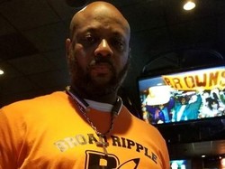 Waduh! Pria Ini Diusir Dari Restoran karena Pakai Kalung Besar