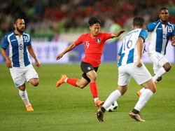 10. Lee Seung-woo. Pemain sayap berusia 20 tahun ini lahir di Suwon, Korea Selatan pada 6 Januari 1998. Di negaranya ia dijuluki Messi dari Korsel, apalagi pesepakbola jebolan Danone Nations Cup ini pernah main di Barcelona B. Ia punya 3 caps untuk Korsel. (Foto: Kim Hong-Ji/Reuters)