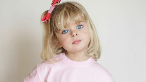 Claudia, Gadis Kecil Bermata Biru yang Cantik Seperti Boneka