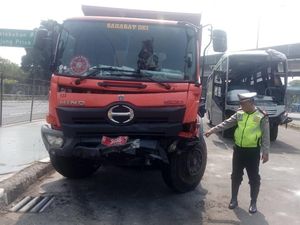 Truk Sampah Nyaris Jatuh dari Tol karena Hindari Mobil