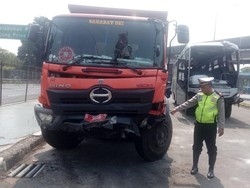 Truk Sampah Nyaris Jatuh dari Tol karena Hindari Mobil
