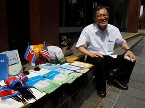 Foto: WN Jepang Jual Publikasi Korut Jelang Pertemuan Kim-Trump