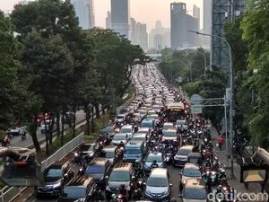 Dipadati Pengunjung, Lalu Lintas di Depan Kokas Macet