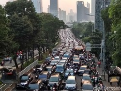 Dipadati Pengunjung, Lalu Lintas di Depan Kokas Macet