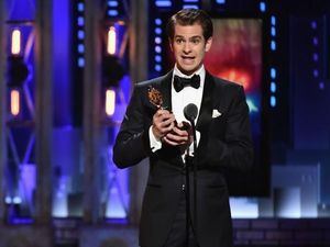 Andrew Garfield Dedikasikan Kemenangannya di Tony Awards untuk LGBTQ Andrew Garfield Dedikasikan Kemenangannya di Tony Awards untuk LGBTQ