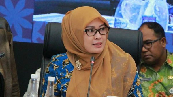 Gaya Hijab Simpel Bupati Cantik Pandeglang, Irna Dimyati